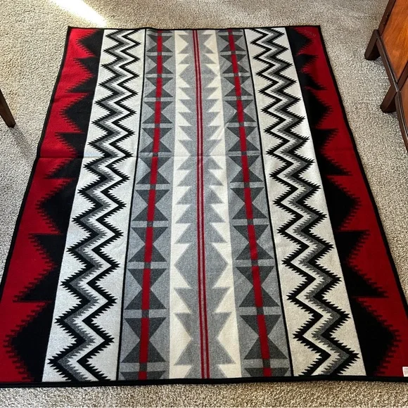 Pendleton Beaver State Caliente Wool Robe/Blanket. Black, Red & White - Picture 4 of 11